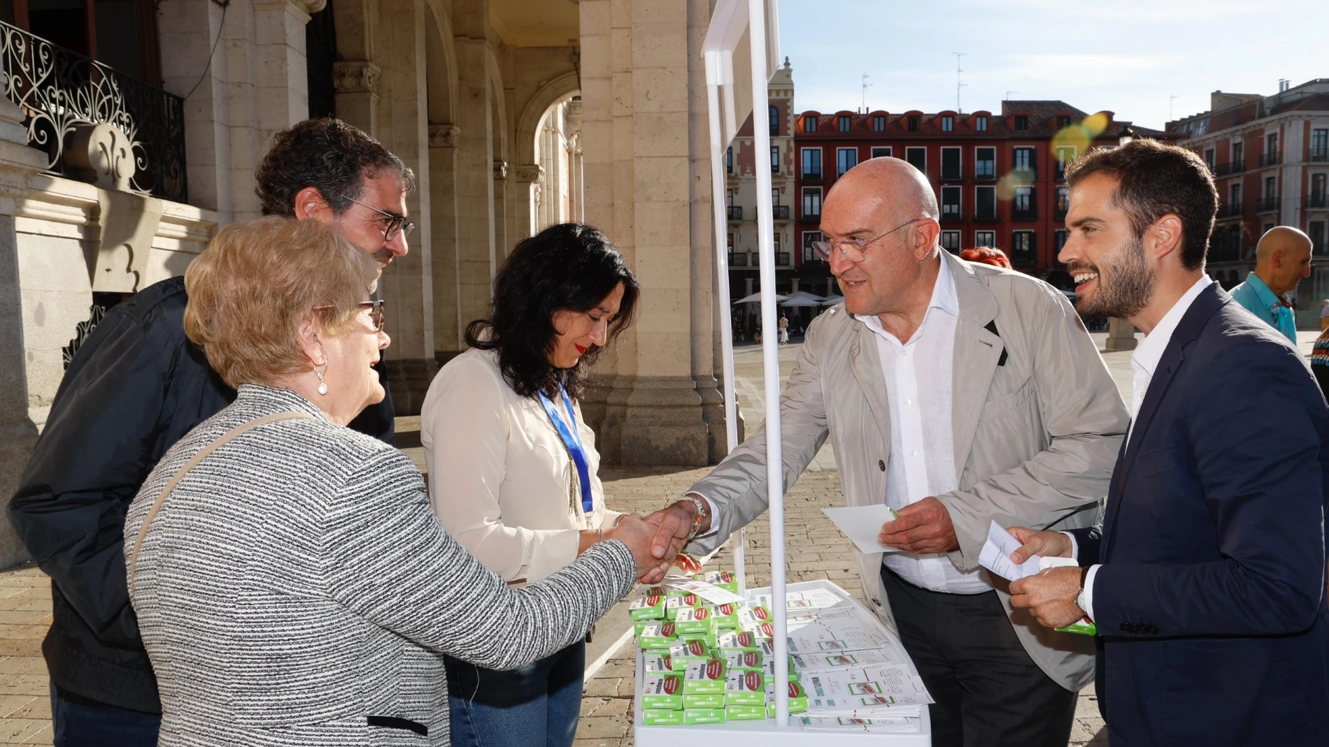 Jesús Julio Carnero, alcalde de Valladolid y Rodrigo Nieto, concejal de Personas Mayores, Familia y Servicios Sociales, apoyan la iniciativa