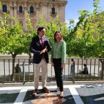 La consejera Rocío Díaz con el alcalde de Jaén, Agustín González, a su llegada al Ayuntamiento
