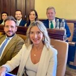 La portavoz del PP en el Ayuntamiento de Ávila, Alicia García, junto a los representantes de su grupo