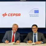 Maarten Wetselaar, CEO de Cepsa, y Ricardo Mourinho Felix, vicepresidente del BEI, durante la firma del acuerdo