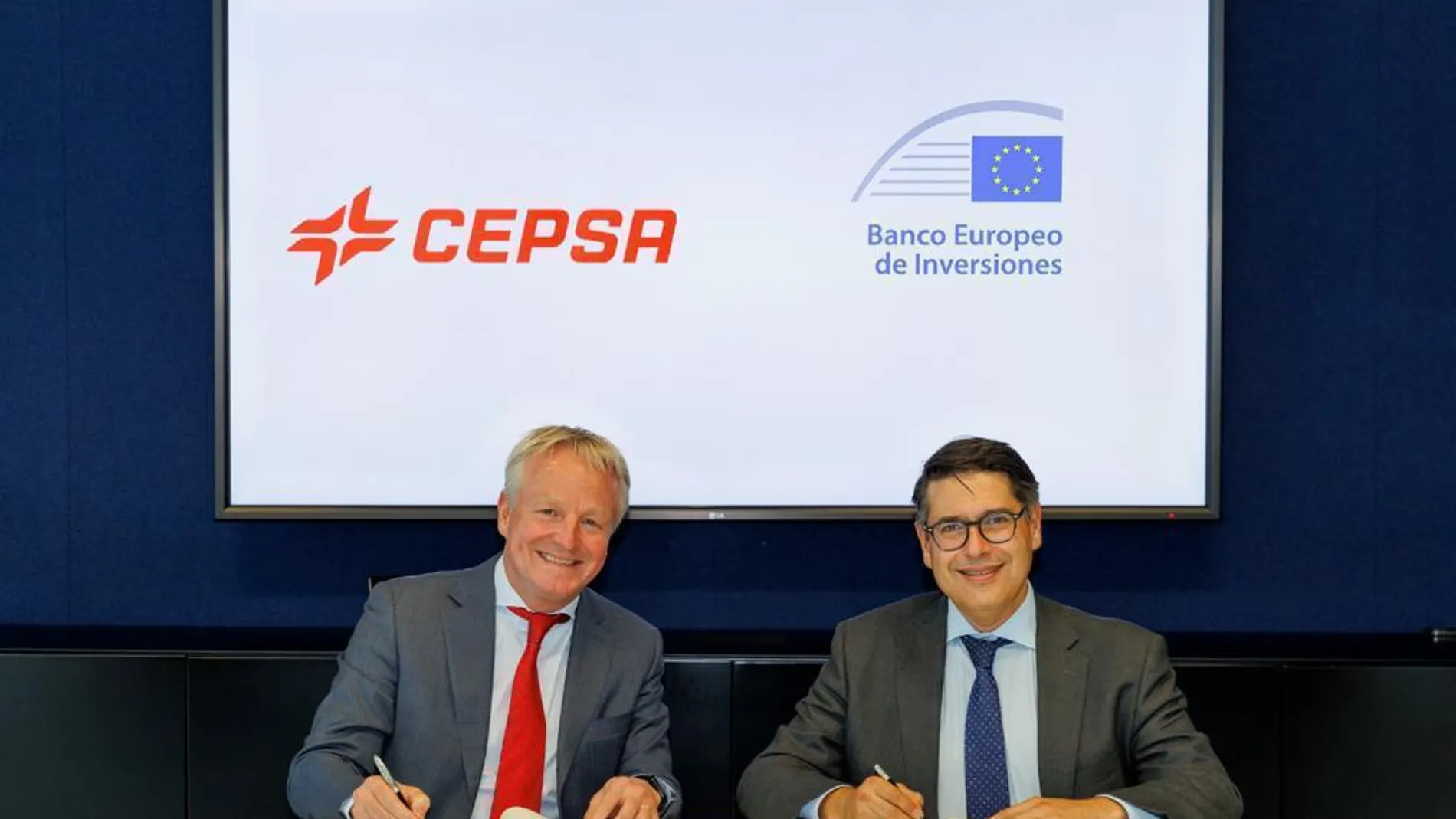 Maarten Wetselaar, CEO de Cepsa, y Ricardo Mourinho Felix, vicepresidente del BEI, durante la firma del acuerdo