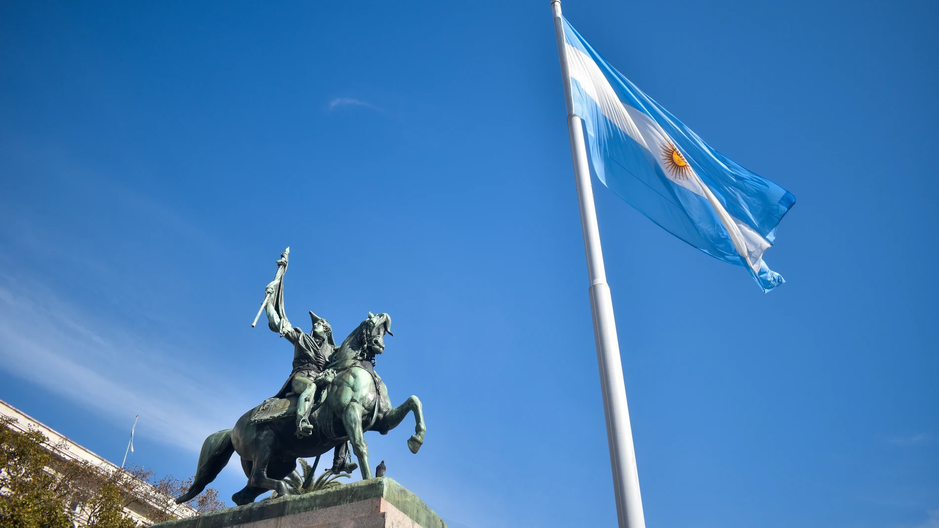 May 20, 2023, Buenos Aires, Ciudad Autonoma de Buenos Aires, Argentina: The flag of Argentina waves over the statue of General Manuel Belgrano on May 20 2023 in Buenos Aires, Argenitna. (Foto de ARCHIVO) 20/05/2023