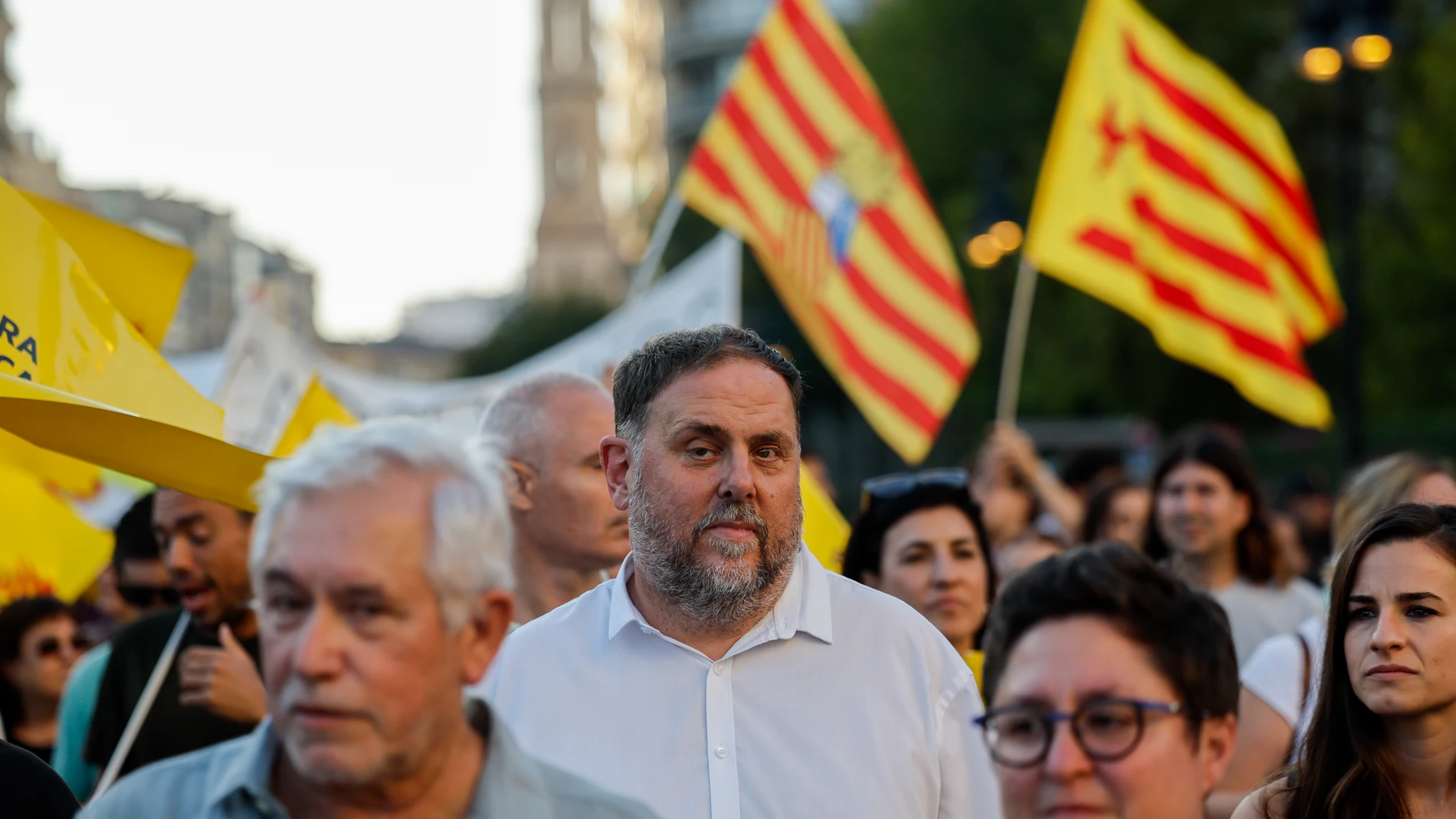 GRAFCVA6235. VALENCIA, 09/10/2023.- El presidente de ERC, Oriol Junqueras, durante la manifestación convocada por la Comissió 9 d'Octubre, bajo el lema "País Valencià antifeixista" que recorre las calles del centro de València con motivo de 9 d'Octubre. EFE/Biel Aliño 