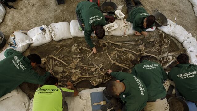 Trabajadores durante la excavación de la fosa común en Víznar, Granada (Andalucía, España).