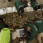 Trabajadores durante la excavación de la fosa común en Víznar, Granada (Andalucía, España).