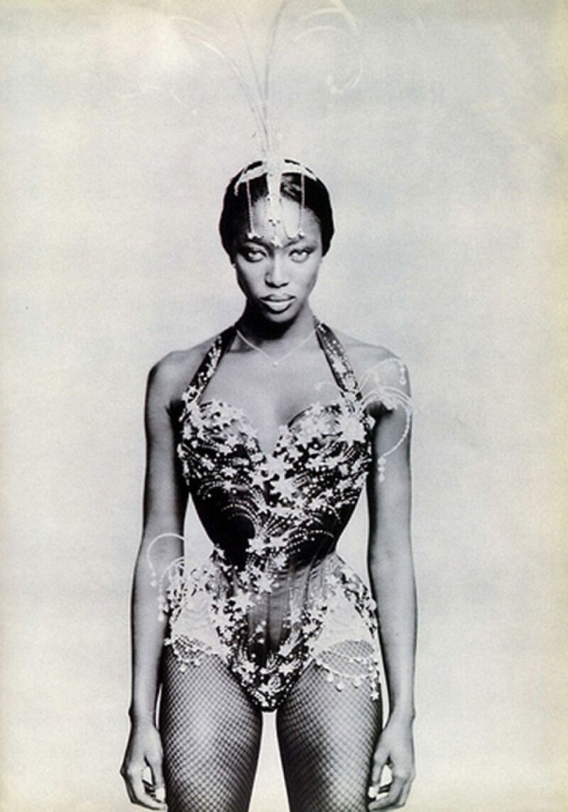 Naomi Campbell lleva un modelo de John Galliano