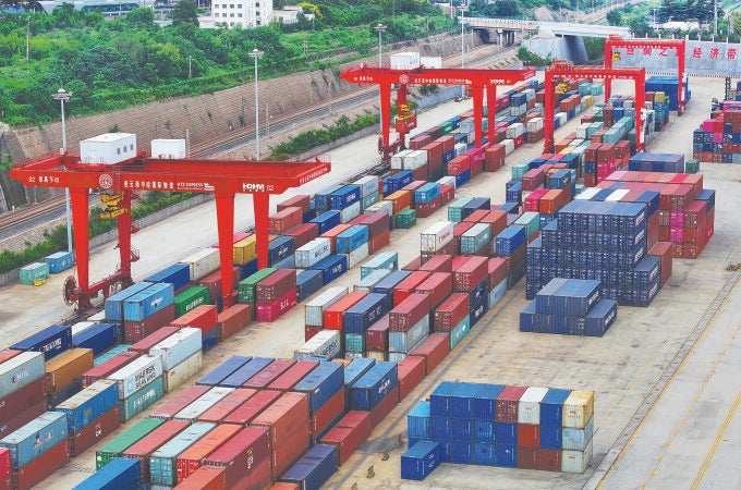 La foto tomada el 3 de agosto de 2023 muestra la concurrida terminal de contenedores del puerto de Lianyungang, en la ciudad de Lianyungang, provincia de Jiangsu, en el este de China.
