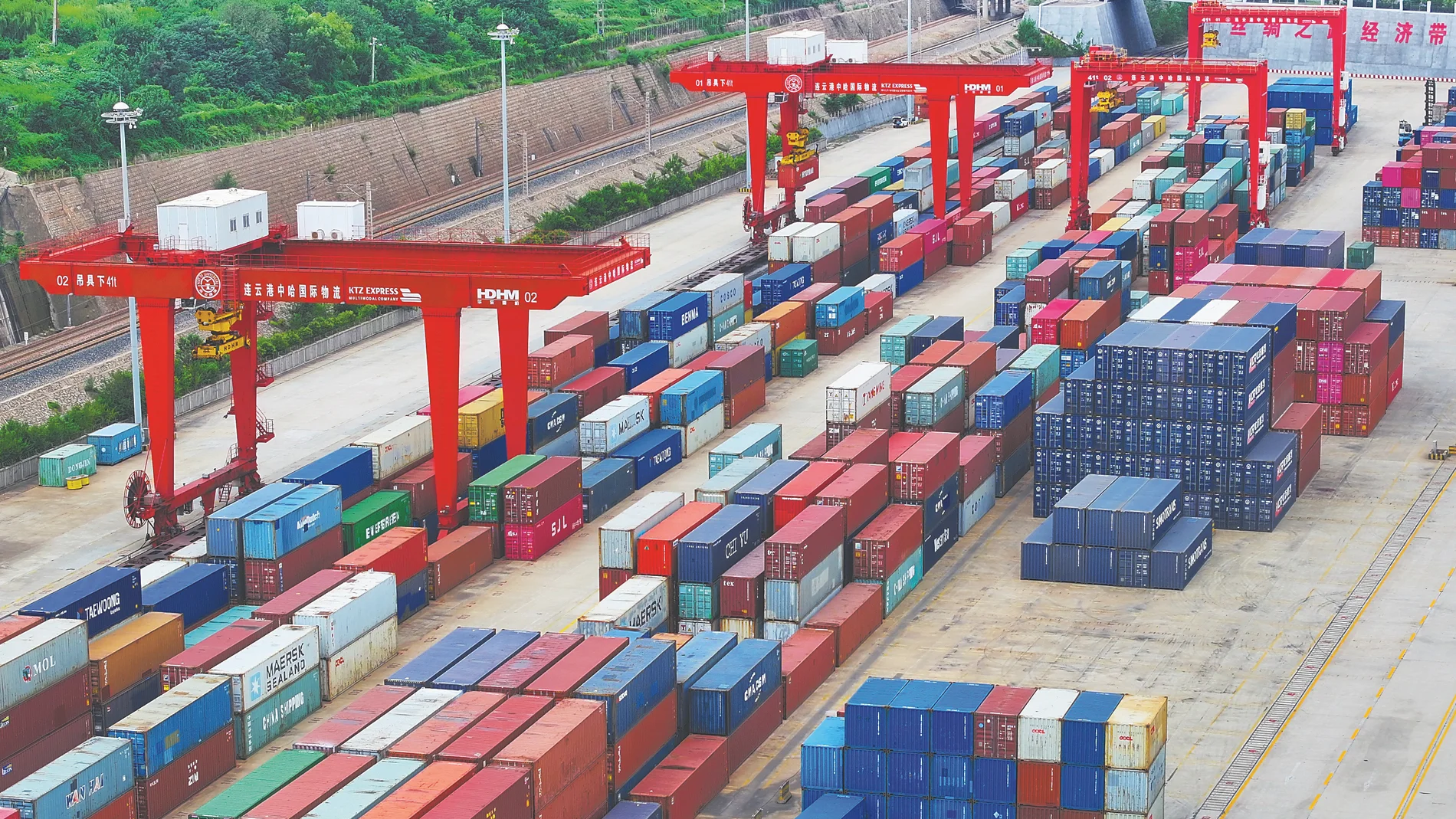 La foto tomada el 3 de agosto de 2023 muestra la concurrida terminal de contenedores del puerto de Lianyungang, en la ciudad de Lianyungang, provincia de Jiangsu, en el este de China.