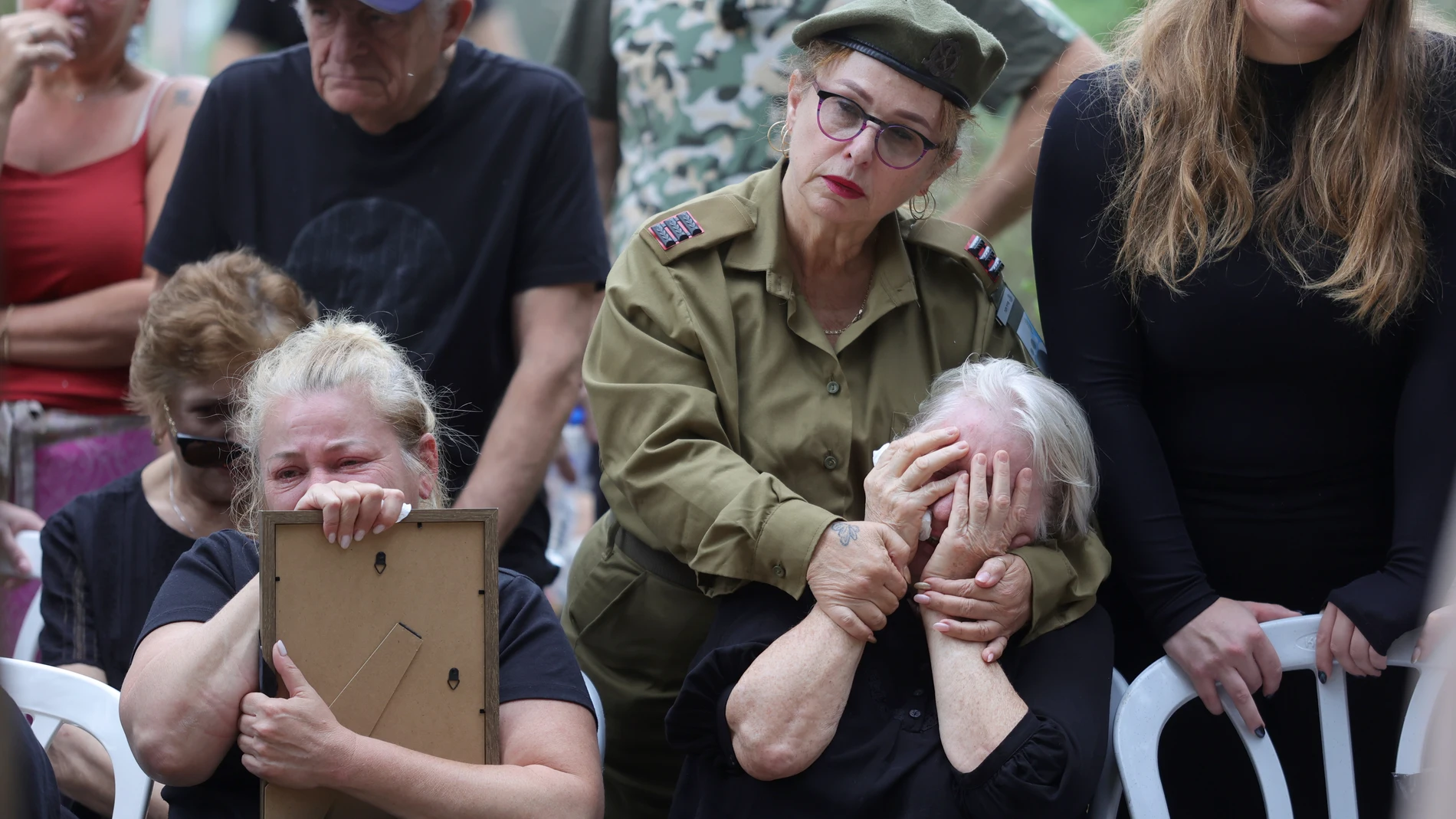 Kfar Menahem (Israel), 09/10/2023.- Family members mourn during the funeral of Israeli soldier Yuval Ben Yaakov, who died during fighting with Hamas militants on the border with the Gaza Strip, in the kibbutz of Kfar Menahem, southern Israel, 09 October 2023. The Israeli army announced on 09 October, it carried out over 500 strikes on targets across the Gaza Strip overnight. Palestinian officials said almost 500 people were killed, including 91 children, and over 2,700 were injured after Isra...