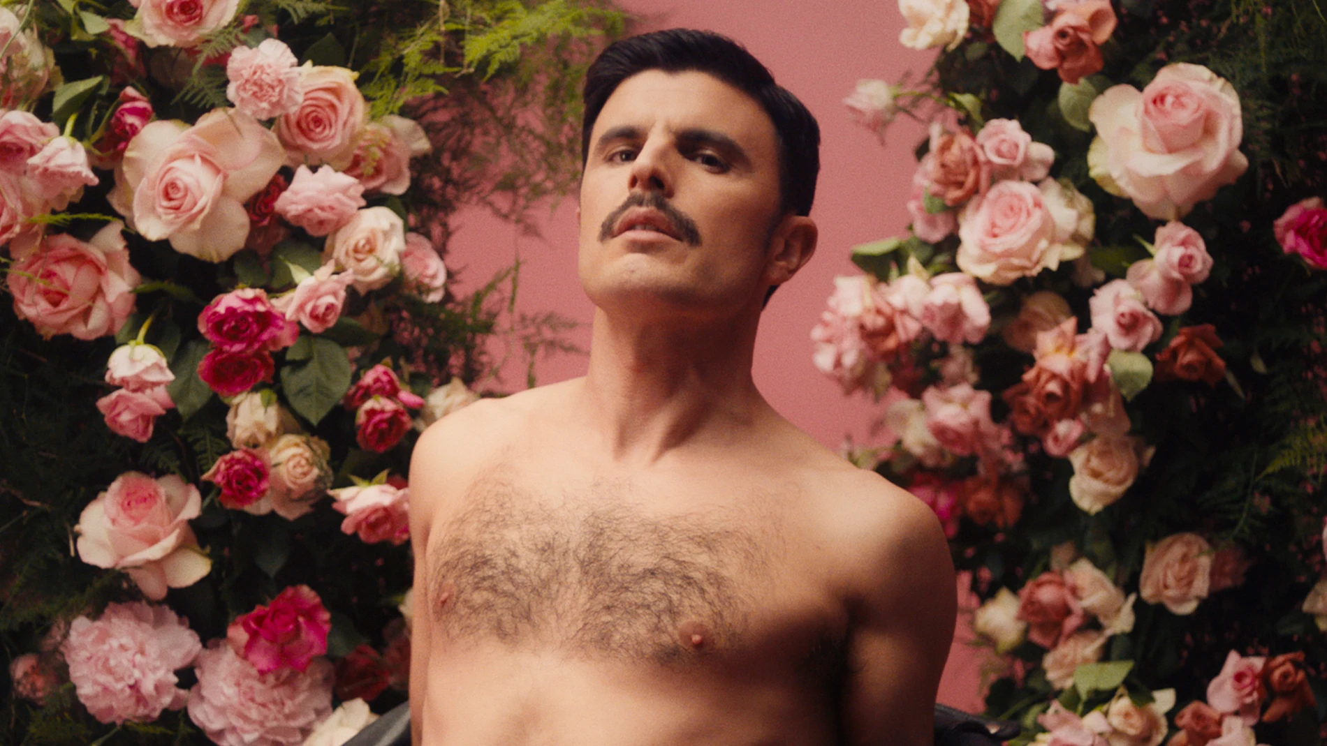 Rodrigo Cuevas en el videoclip de "Más animal", canción que forma parte de su último álbum, "Manual de Romería"