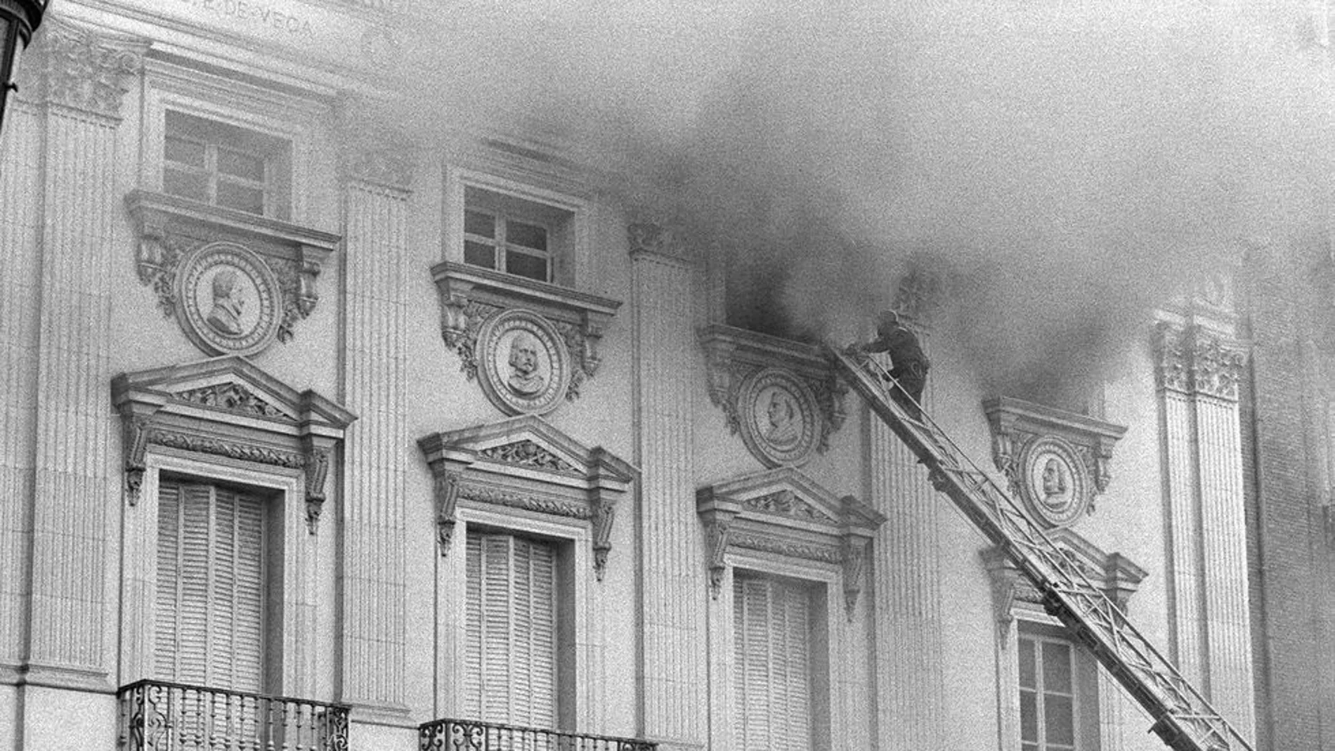 La fachada del Teatro Español durante su incendio en la tarde del domingo 19 de octubre de 1975