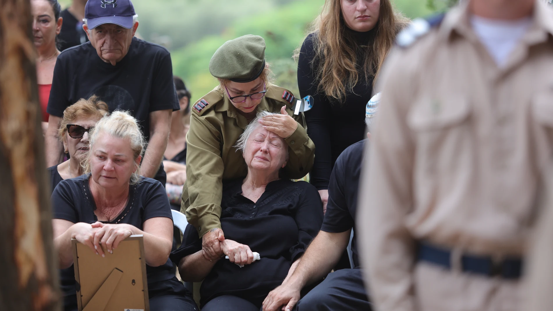 Kfar Menahem (Israel), 09/10/2023.- Family members mourn during the funeral of Israeli soldier Yuval Ben Yaakov, who died during fighting with Hamas militants on the border with the Gaza Strip, in the kibbutz of Kfar Menahem, southern Israel, 09 October 2023. The Israeli army announced on 09 October, it carried out over 500 strikes on targets across the Gaza Strip overnight. Palestinian officials said almost 500 people were killed, including 91 children, and over 2,700 were injured after Isra...