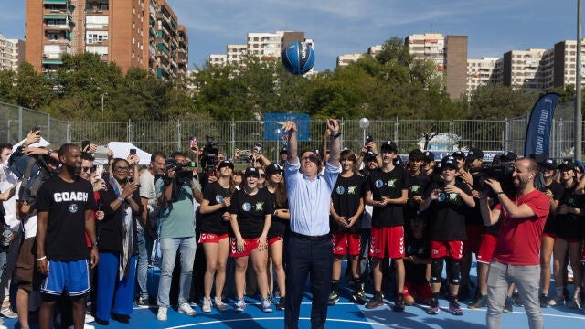 Almeida visita las dos pistas de baloncesto de la Instalación Básica Deportiva (IDB) Rodríguez Sahagún II 'Los Pinos’