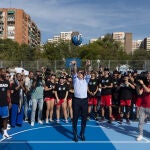 Almeida visita las dos pistas de baloncesto de la Instalación Básica Deportiva (IDB) Rodríguez Sahagún II 'Los Pinos’
