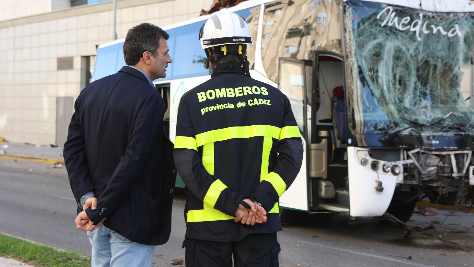 El alcalde de Cádiz, Bruno García, en lugar del siniestro donde un autobús que perdió el control a la entrada de Cádiz causando tres fallecidos y dos heridos, a 09 de octubre del 2023 en Cádiz (Andalucía, España). Un autobús ha causado un accidente de tráfico en la entrada de Cádiz, por el segundo puente, y ha dejado de momento un saldo de tres fallecidos, a la espera de conocer el balance definitivo de personas afectadas, que en principio parecen haber sido atropelladas. Además, otras dos pe...