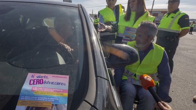 Barcones y Ángel de Propios en el inicio de la campaña especial frente a las distracciones al volante