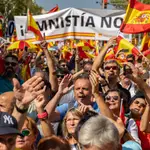 Cientos de personas protestan durante una manifestación de SCC contra la amnistía, a 8 de octubre de 2023, en Barcelona.