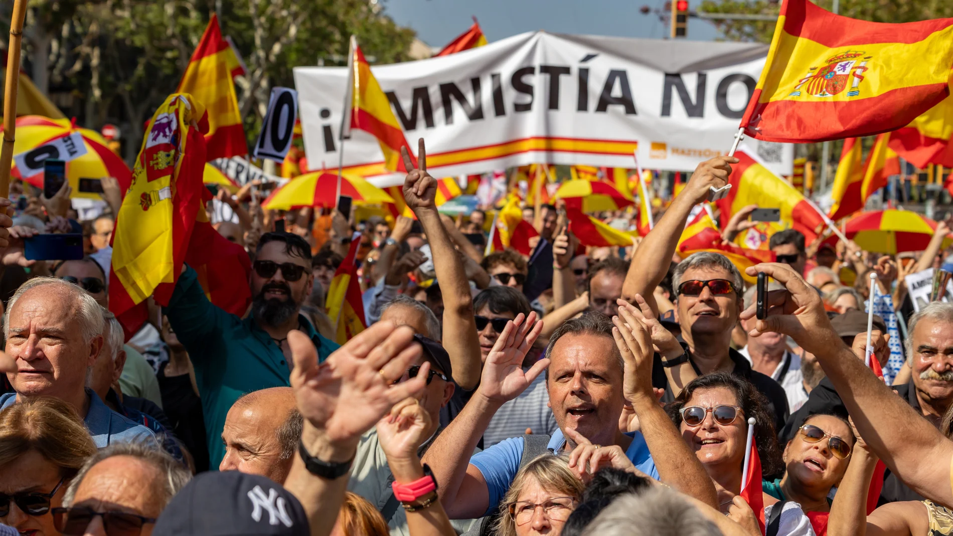 Cientos de personas protestan durante una manifestación de SCC contra la amnistía, a 8 de octubre de 2023, en Barcelona.
