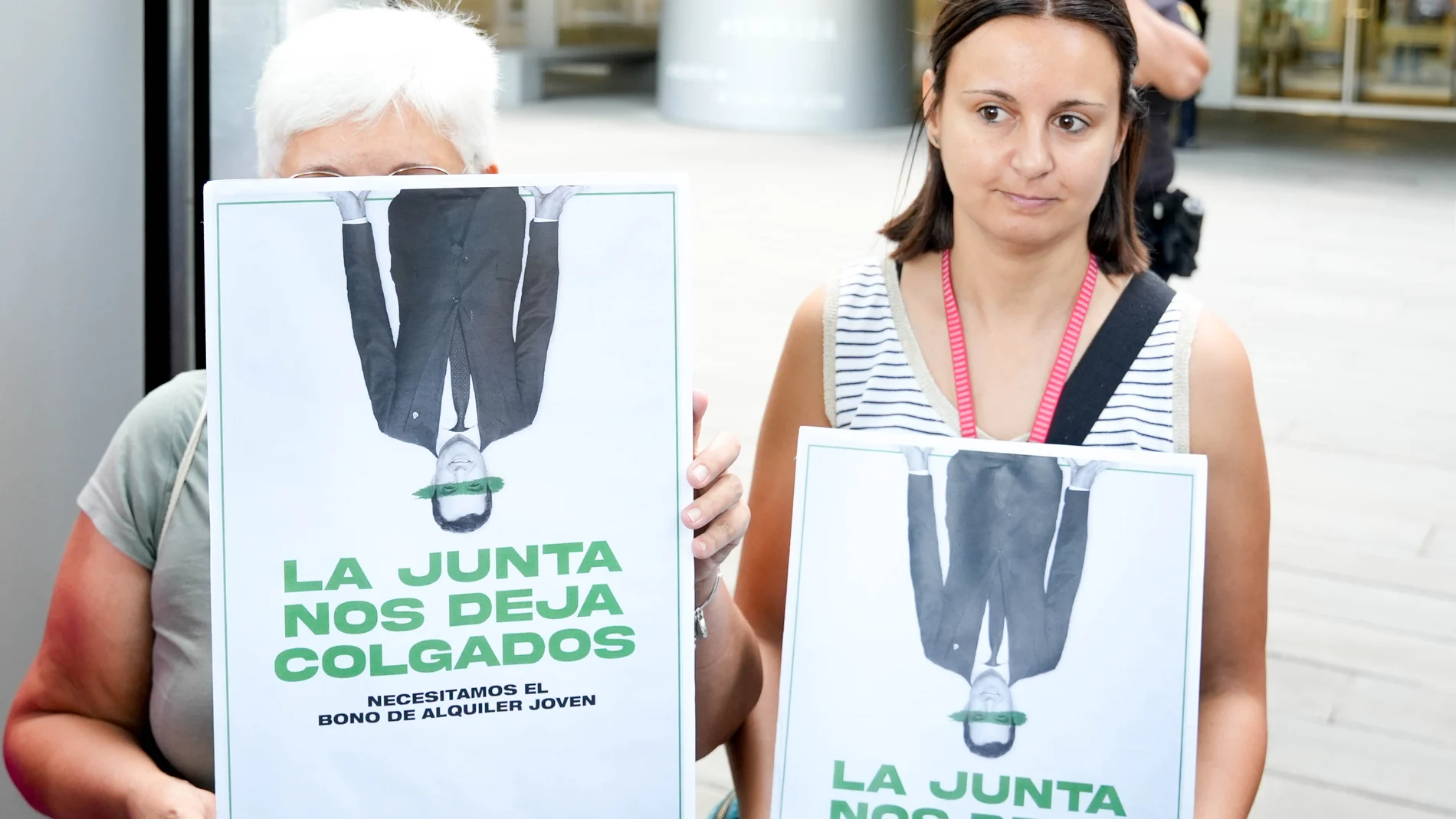 Miembros de la plataforma de Afectados por el Bono Alquiler Joven en Andalucía, protestan a las puertas de la Consejería de Fomento, Articulación del Territorio y Vivienda, a 09 de octubre del 2023 en Sevilla (Andalucía, España). Jóvenes andaluces protestan en las ocho provincias para exigir "eficacia" en la gestión del bono alquiler. La Plataforma de Afectados por el Bono Alquiler Joven en Andalucía ha convocado movilizaciones este lunes en las ocho provincias para exigir a la Junta "efica...