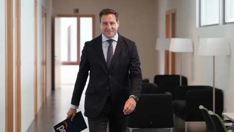 Raúl de la Hoz, portavoz del PP en las Cortes, antes de atender a la prensa