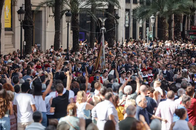 La Procesión Cívica llena las calles de Valencia para acompañar a la Senyera, que vuelve a entrar en la Catedral