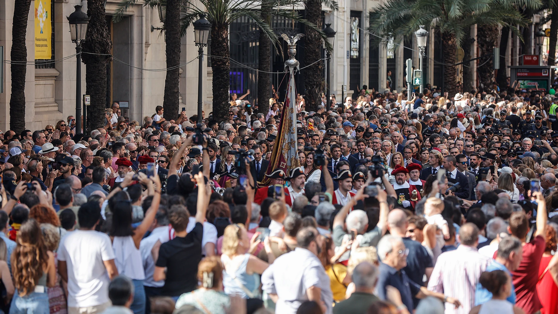 Ambiente durante la procesión cívica con motivo del 9 d’Octubre, en el exterior del ayuntamiento, a 9 de octubre de 2023, en Valencia, Comunidad Valenciana (España). Este es uno de los actos institucionales celebrados hoy en Valencia con motivo del Día de la Comunidad Valenciana. El acto comienza con la bajada de la Reial Senyera desde el Balcón del Ayuntamiento de Valencia y continúa con la ofrenda ante la estatua del rey Jaume I en el Parterre, en el aniversario de la entrada de éste en la ...