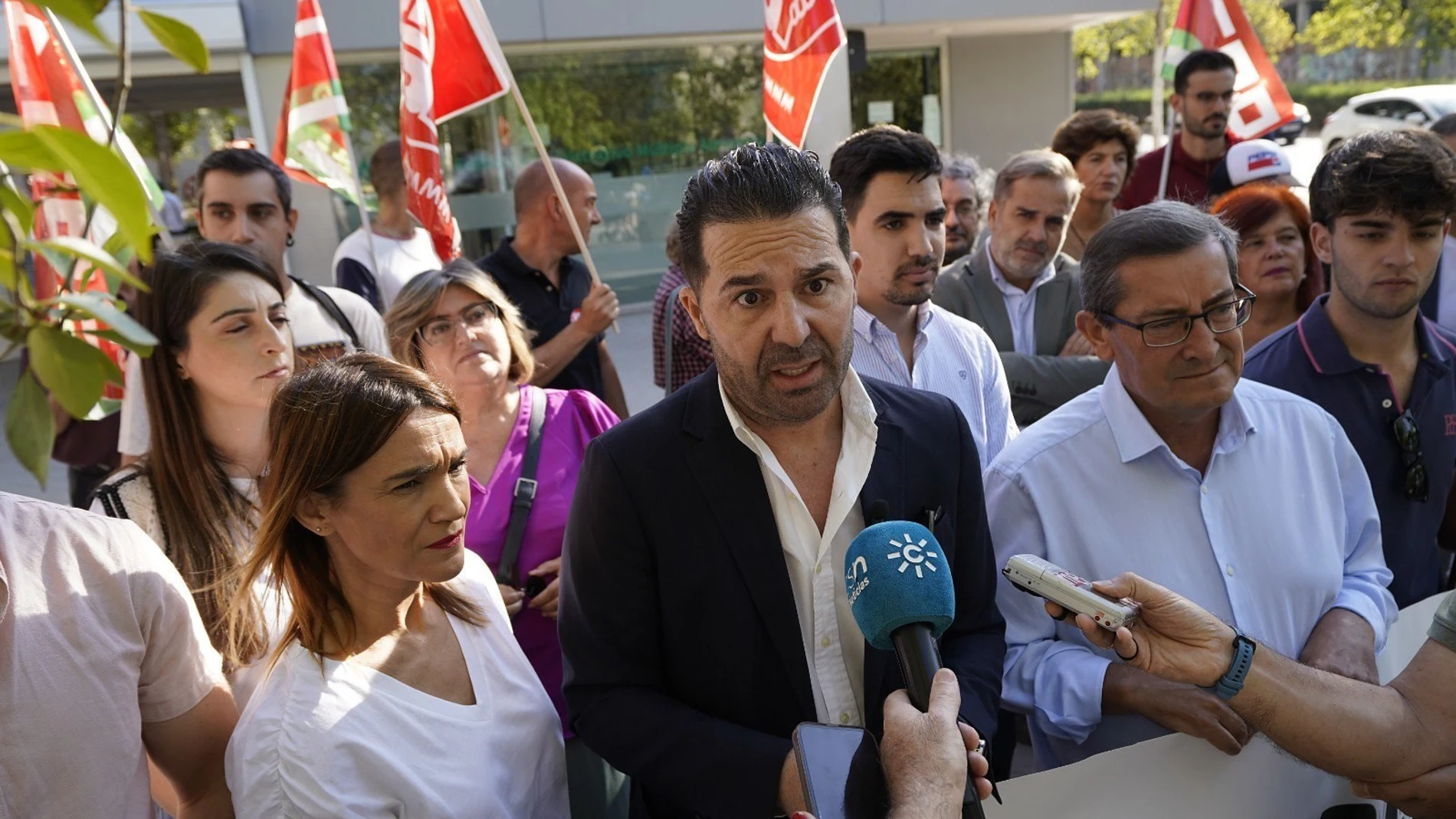 El secretario de Organización del PSOE-A, Noel López, atiende a los medios antes del inicio de la manifestación sobre el Bono Alquiler Joven en Granada. PSOE-A 09/10/2023