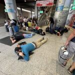 Pasajeros se refugian tras sonar la alarma antiaérea en el entorno del aeropuerto internacional israelí de Ben Gurion (Tel Aviv) 