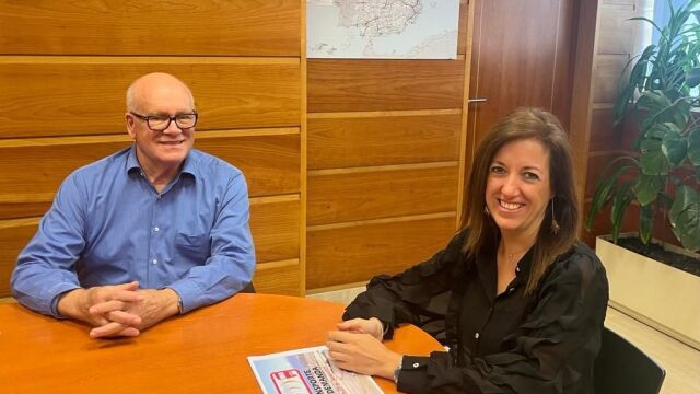 La directora general de Transportes y Logística, Laura Paredes, ha recibido la visita de su homólogo levantino, Manuel Ríos, para explicarle los detalles de un servicio pionero que presta el Gobierno autonómico desde el año 2004,