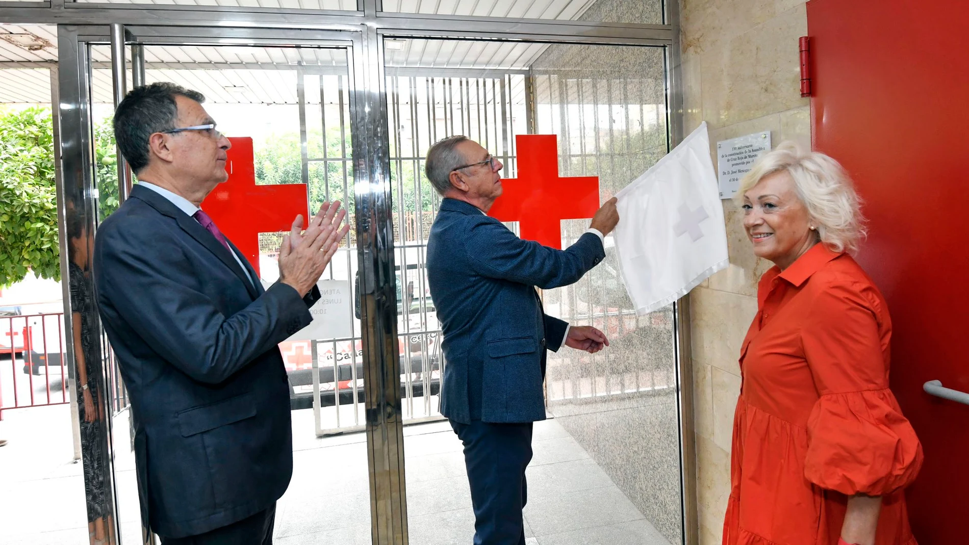Muestran la placa conmemorativa de Cruz Roja