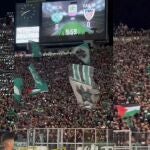 Aficionados del equipo marroquí Raja Casablanca celebran el ataque a Israel