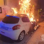 Un coche ardiendo en la Calle Emperador de Burgos