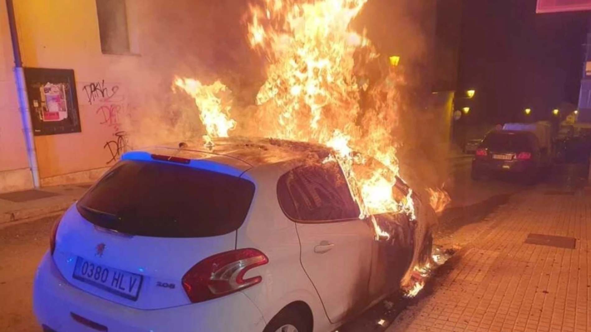 Un coche ardiendo en la Calle Emperador de Burgos
