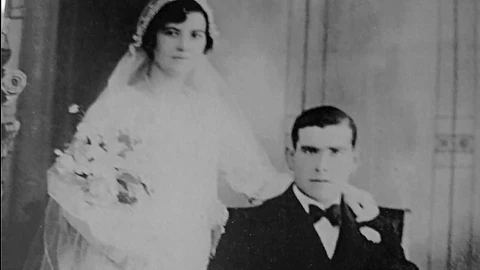 Delfina Hernández y su marido, Román Benayas, el día de su boda. Ella es una de las 133 mujeres enterradas en el Valle de los Caídos
