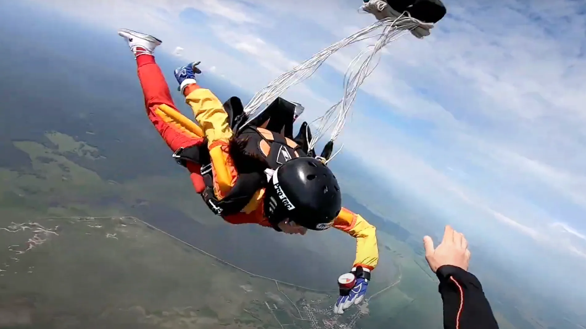 Mujer en caída libre a 200 km/h rescatada por su instructor de paracaidismo