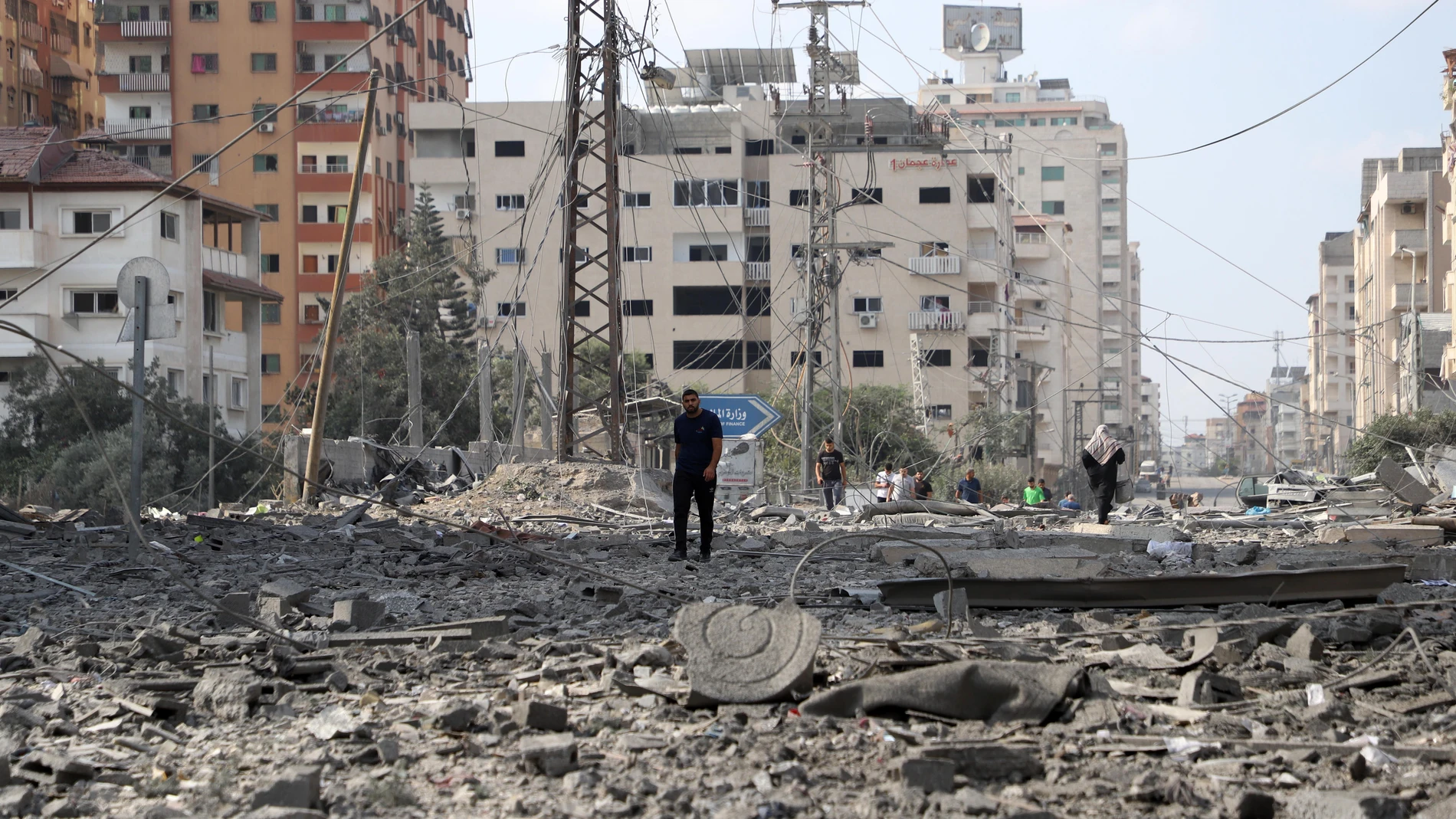 Varias personas caminan tras un ataque aéreo en Gaza