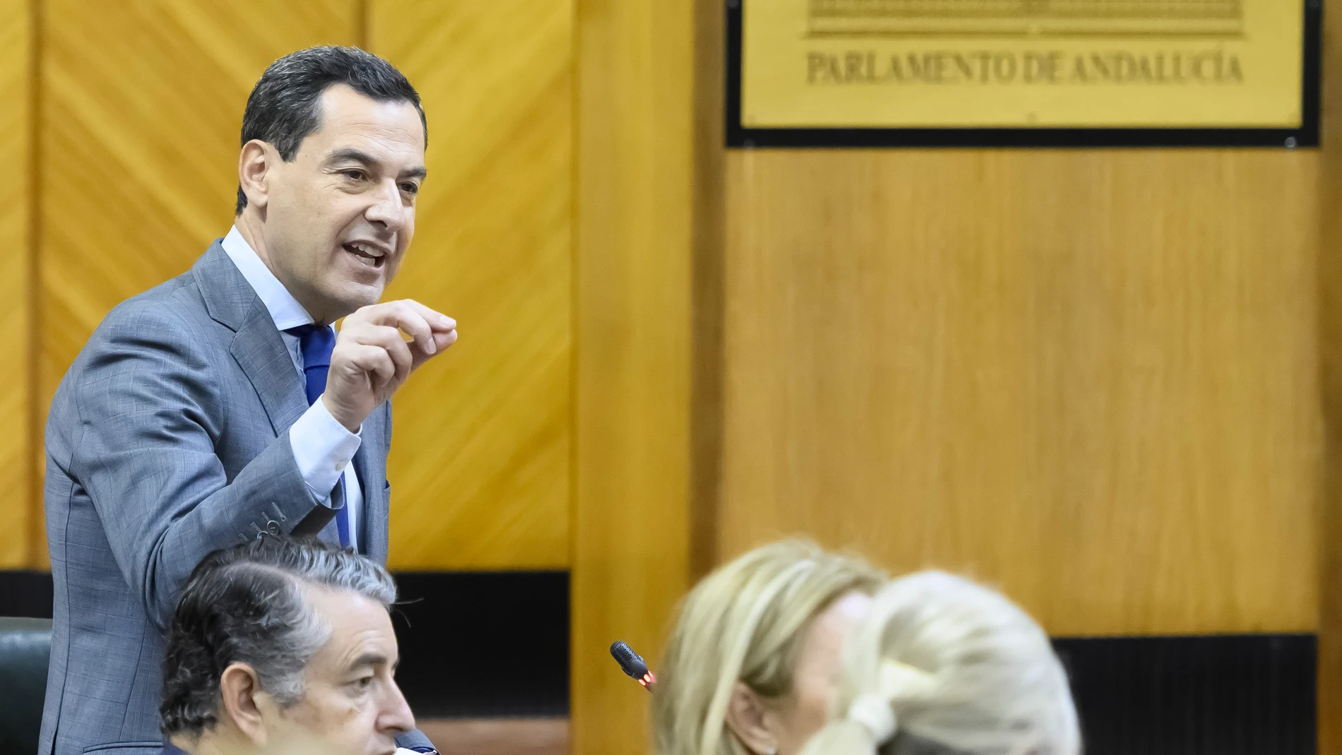 GRAFAND5634. SEVILLA, 11/10/2023.- El presidente de la Junta de Andalucía, Juanma Moreno, en una de sus intervenciones en la sesión de control al ejecutivo que tiene lugar hoy miércoles en el Parlamento de Andalucía en Sevilla. EFE/ Raúl Caro