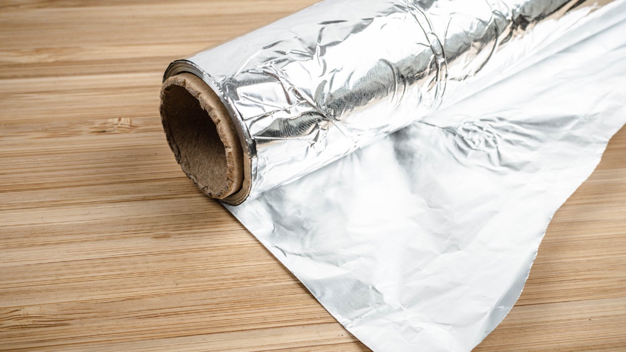 Qué cara del papel de aluminio va hacia afuera, la brillante o la mate?