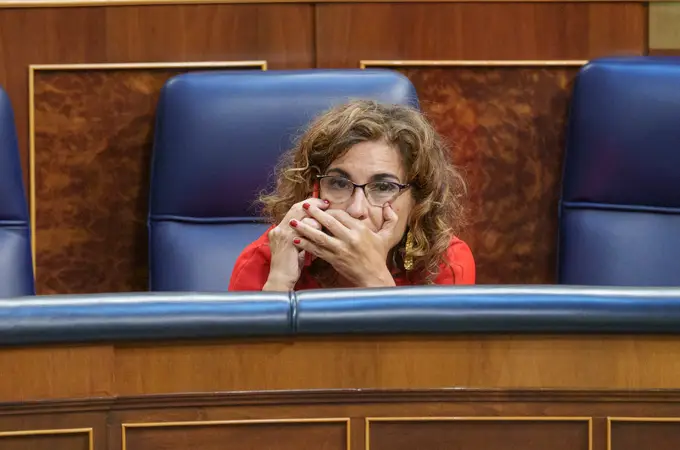 Montero apunta su techo de gasto en una barra de hielo: España gastará un 3% más de lo que ingrese