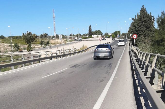 Estado del firme de la carretera CV95 del puente "Los Quiles" de San Miguel de Salinas, en Alicante.