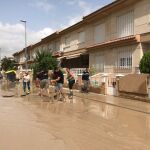 Vecinos de Torre Pacheco achicando agua de la calle tras las fuertes precipitaciones en el año 2019