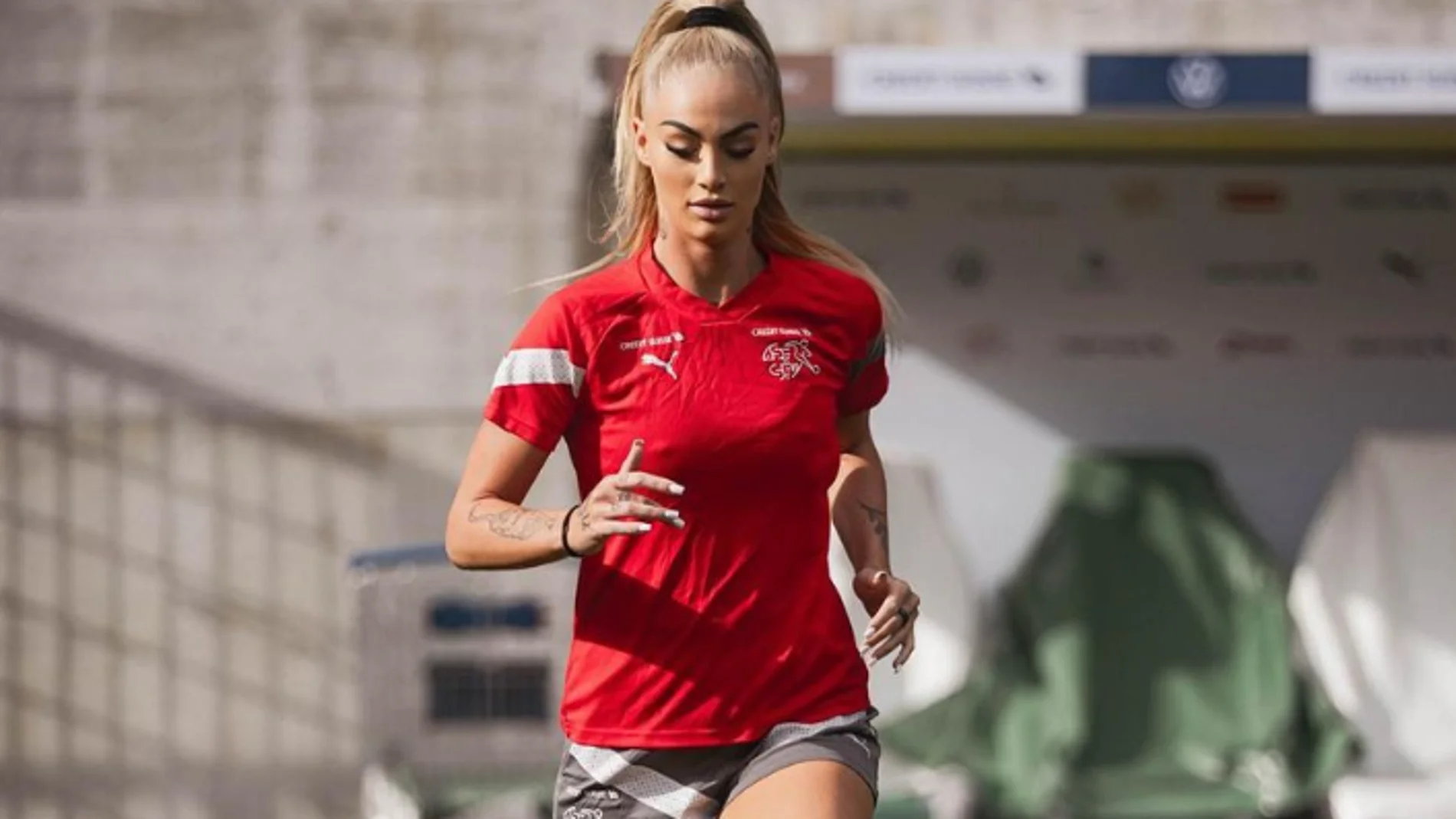 La futbolista Alisha Lehmann denuncia la indecente propuesta de un famoso: "¡100.000 euros por sexo!"