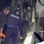 Dos agentes de policía trabajaban ayer en el edificio incendiado en el número 6 de la calle Alfonso X El Sabio de Vigo