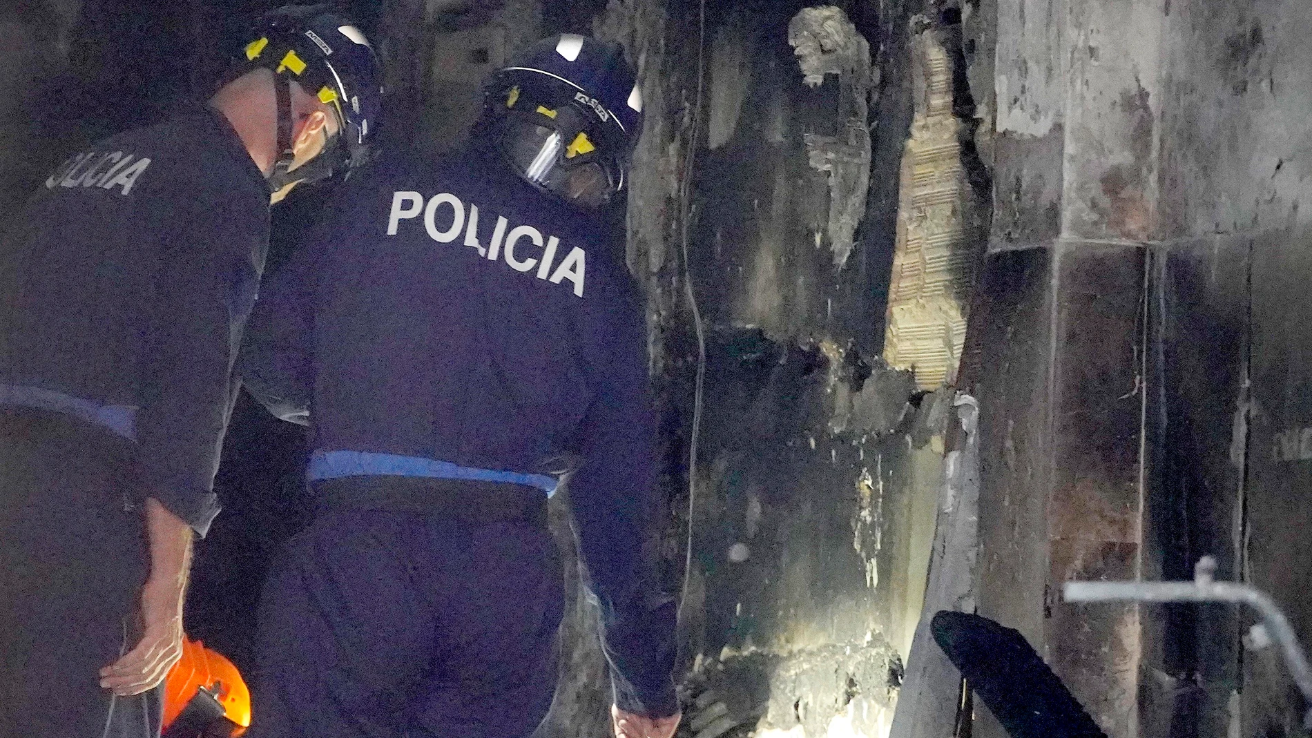Dos agentes de policía trabajaban ayer en el edificio incendiado en el número 6 de la calle Alfonso X El Sabio de Vigo
