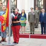Tradicional izado de bandera en Burgos