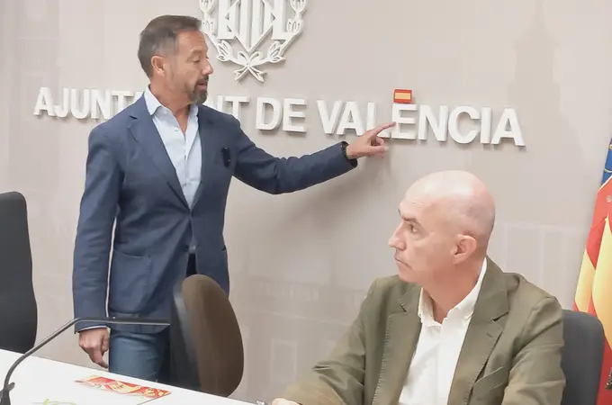 Badenas (Vox) tapa con un parche de la bandera de España el acento de València