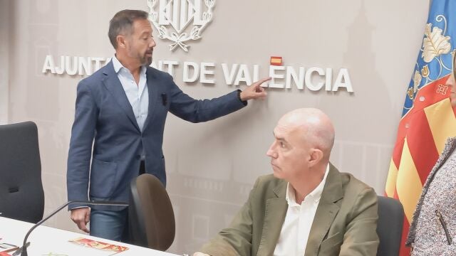 Badenas (Vox) tapa con un parche de la bandera de España el acento de València