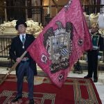 El concejal Juan Ramón Ferreira tremola el Pendón Real en la Capilla de la Catedral de Granada