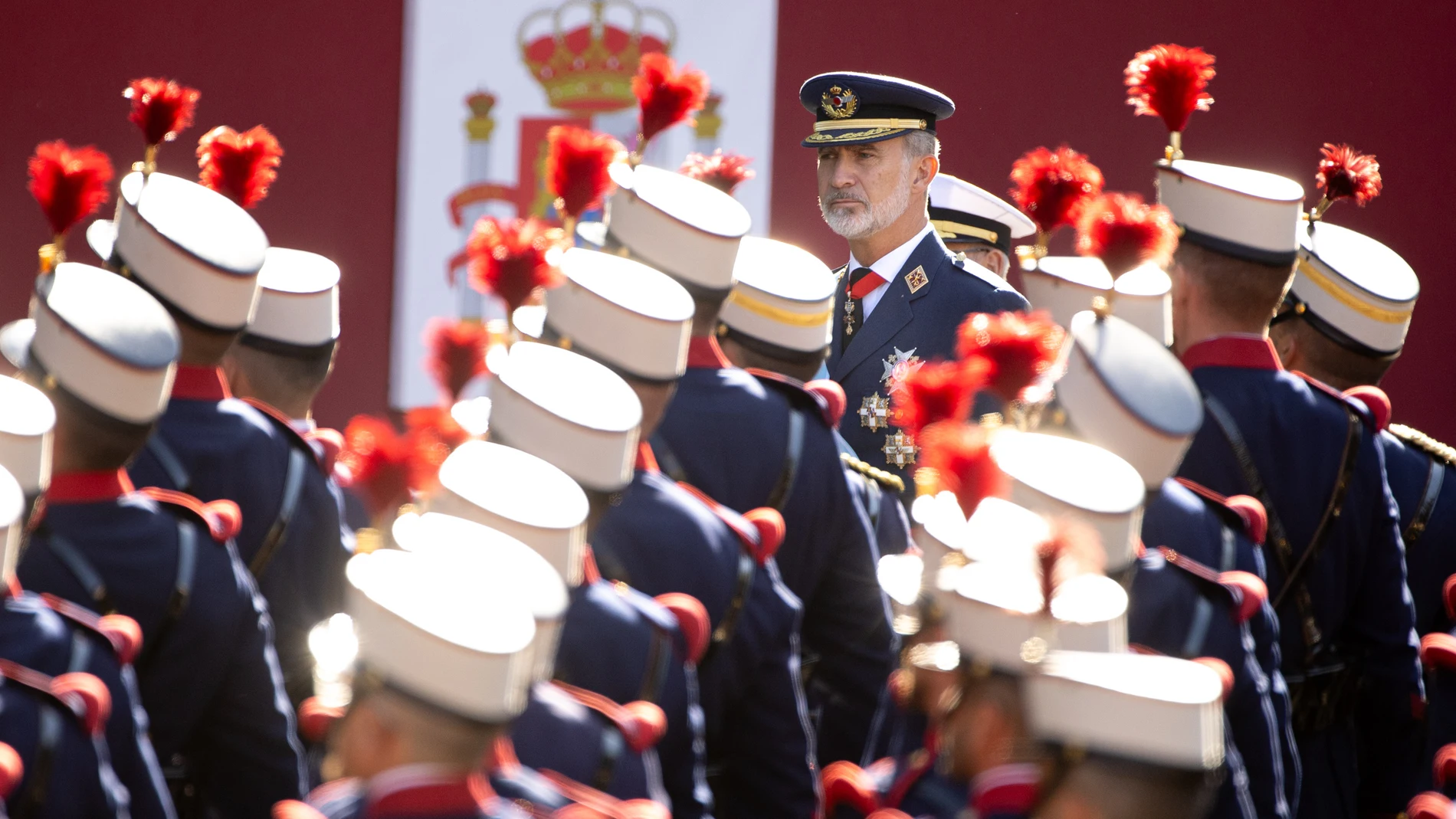 MADRID, 12/10/2023.-El rey Felipe VI, pasa delante de la Guardia Real este jueves durante el desfile del Día de la Fiesta Nacional en Madrid, en el que participan 4.177 militares, 86 aviones y helicópteros y 142 vehículos terrestres. EFE/ Daniel González 