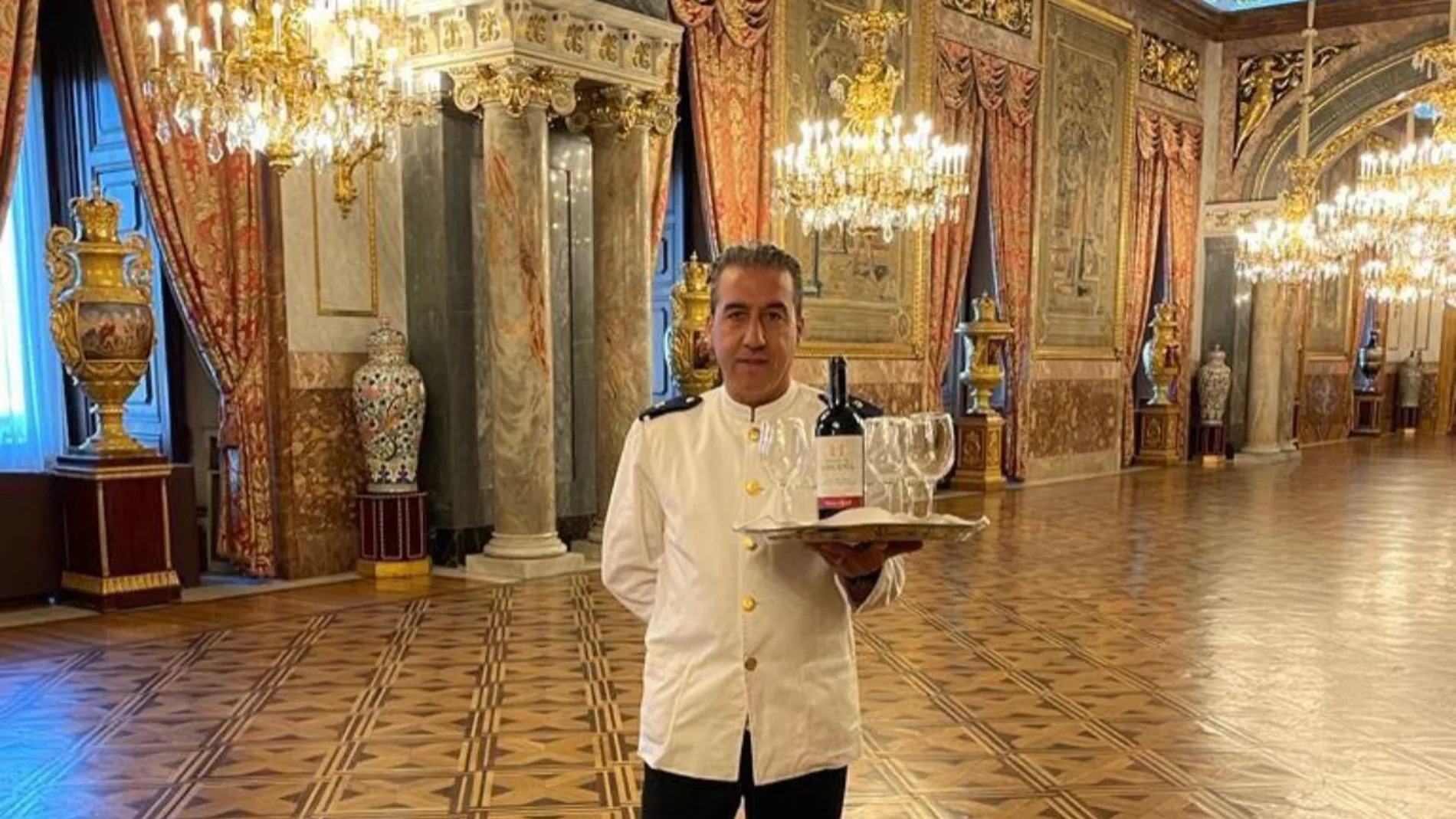 Un camarero sirve en la recepción del Rey el vino "Santo Syrah" de Pago Heredad de Urueña 